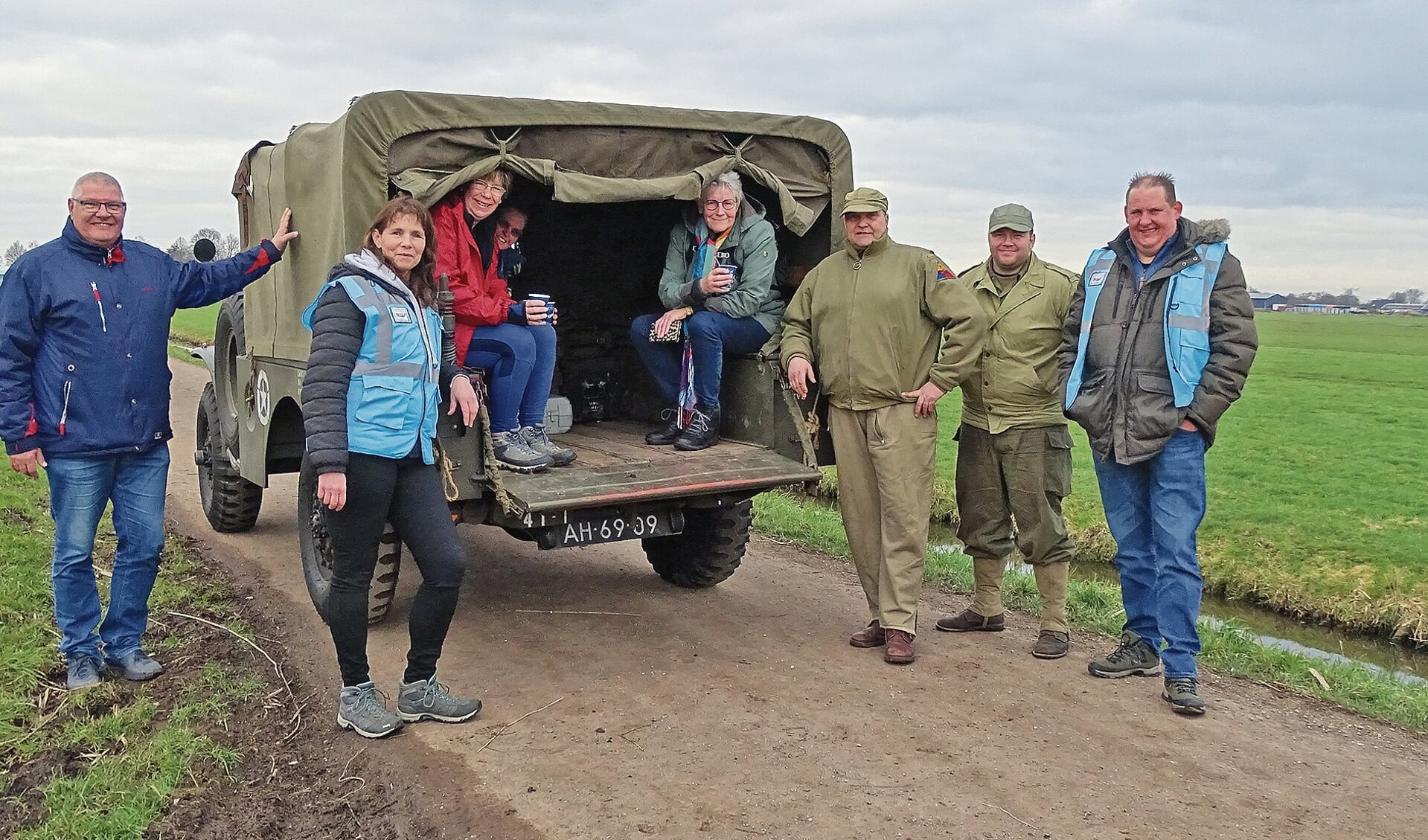 De Dodge WC 52 met enkele wandelaars. Naast de truck v.l.n.r.:Nico van der Weijde, Nelleke Baauw, de chauffeurs Edwin en Berryen bestuurslid Sjako van den Berg.