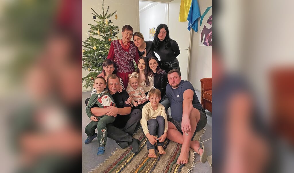 Katya (boven, in het midden) met familie,rechtsonder Vitaly, rechtsboven Albinaen helemaal onder Vanya.