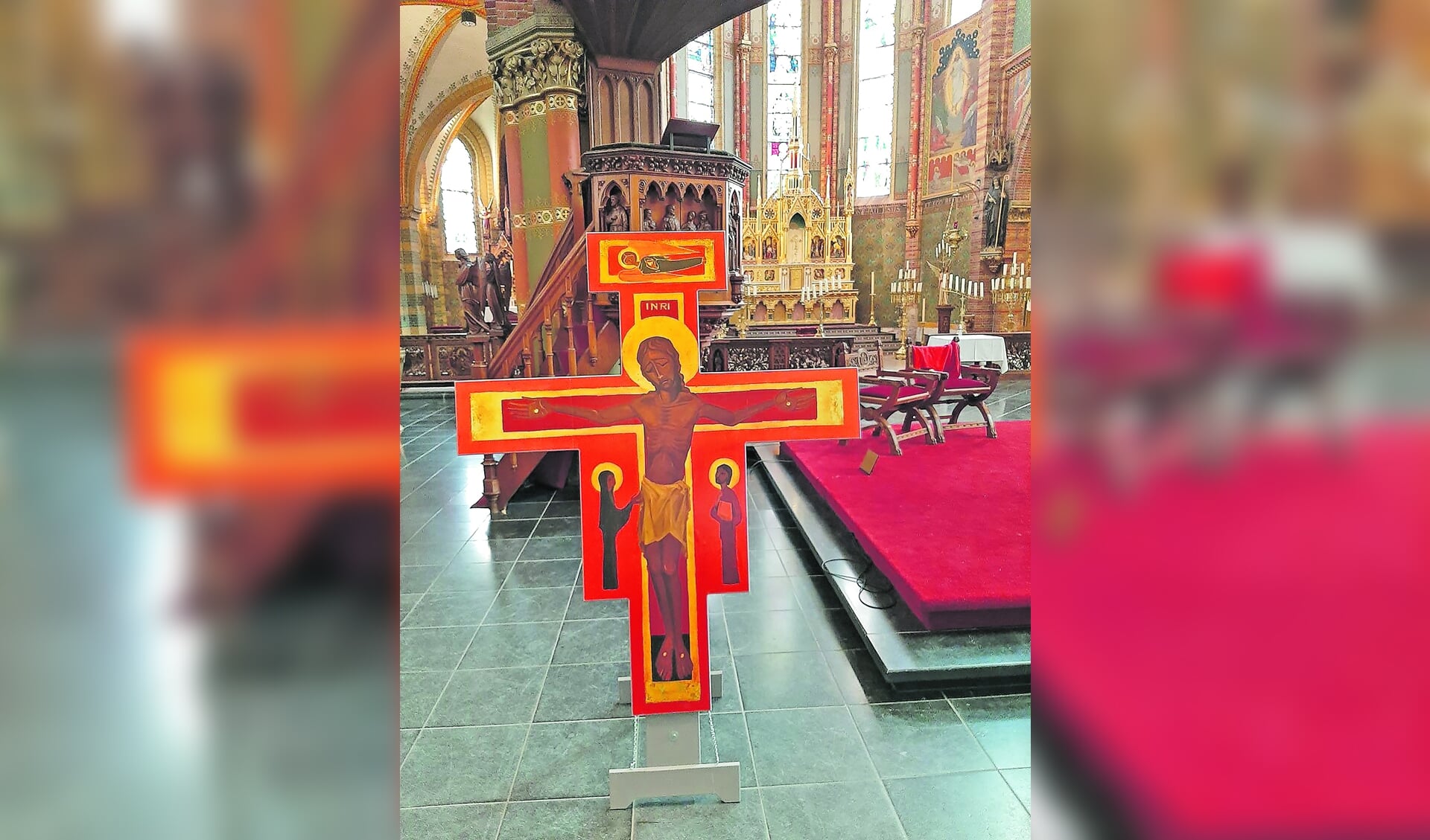 Het Taizé kruis staat centraalbij de viering in de Sint Franciscuskerk.