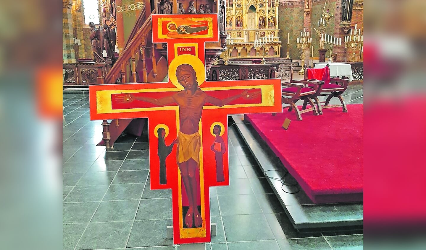 Het Taizé kruis staat centraalbij de viering in de Sint Franciscuskerk.