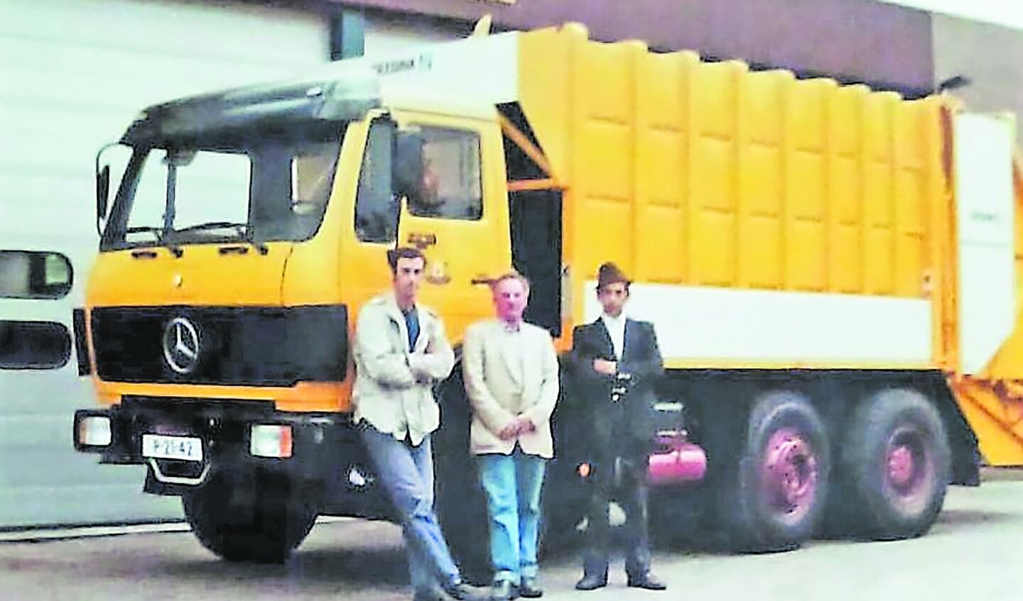 De trotse Kees Nouens, Nico van Harmelen en Piet Oorschot bij hun spiksplinternieuwe Mercedes vuilniswagen.
