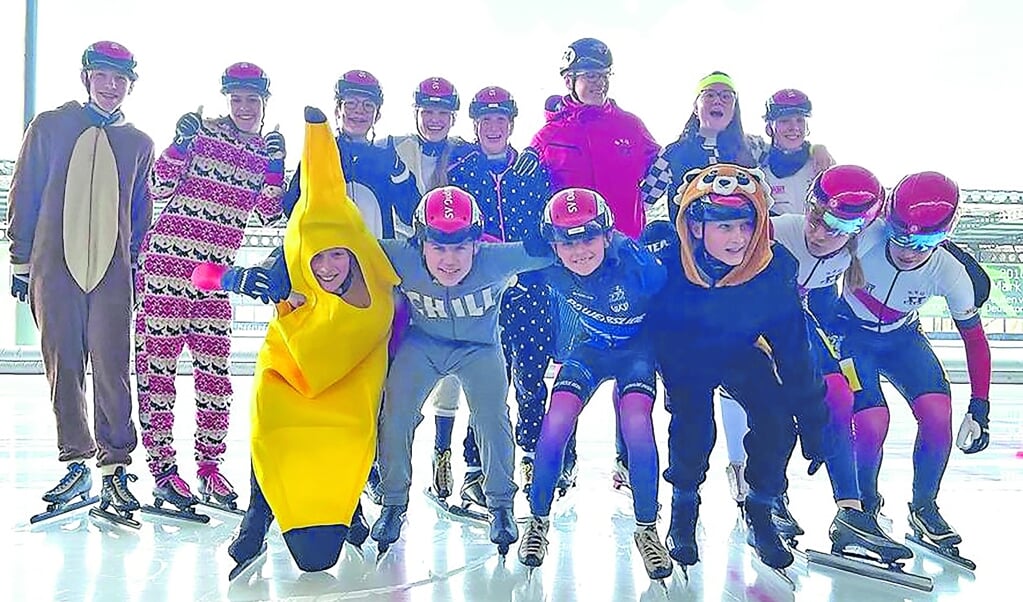 Carnaval op het ijs:De SVO-jeugd na de laatste training.