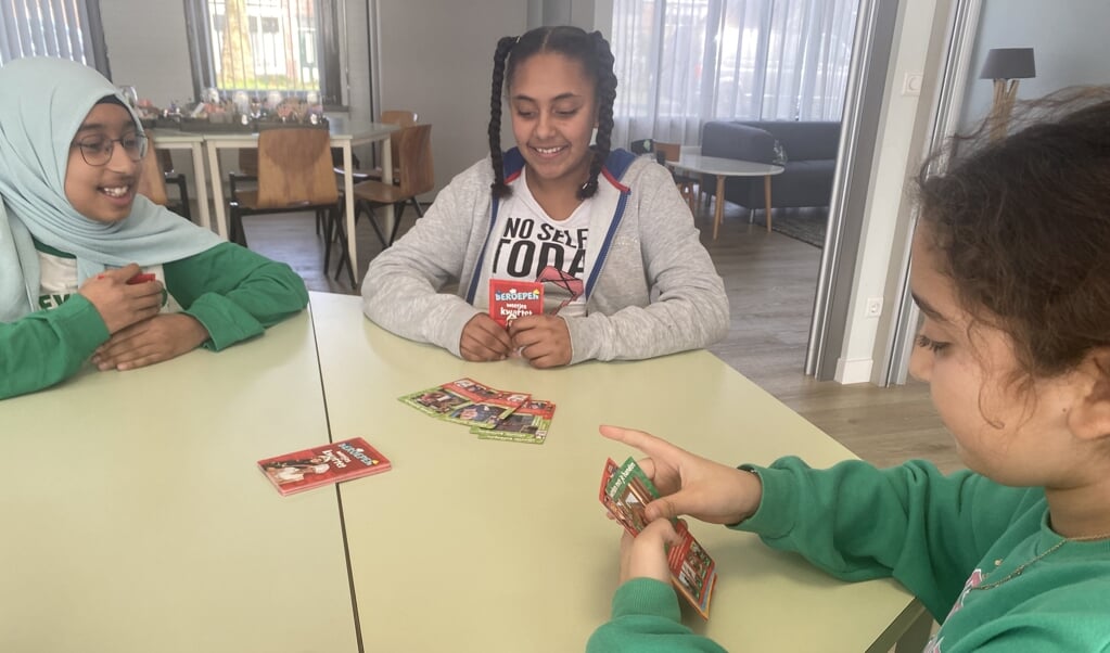 Danyah, Lijala en Rudaina spelen een spelletje. 