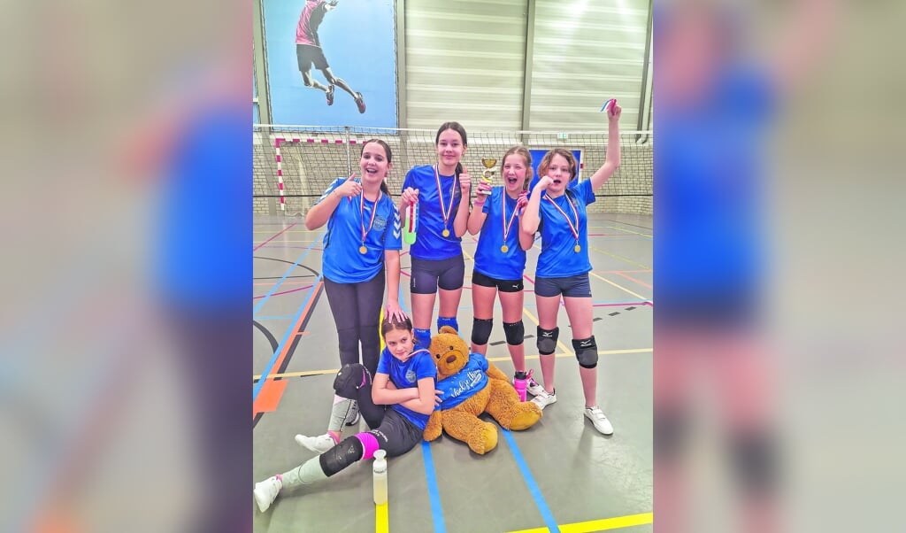 Mini’s team 1 v.l.n.r:Joy Verdouw, Anne-Roos Bouwmeester,Gwen van Zuilen, Alishya van Elleswijken zittend Amy Verkleij.