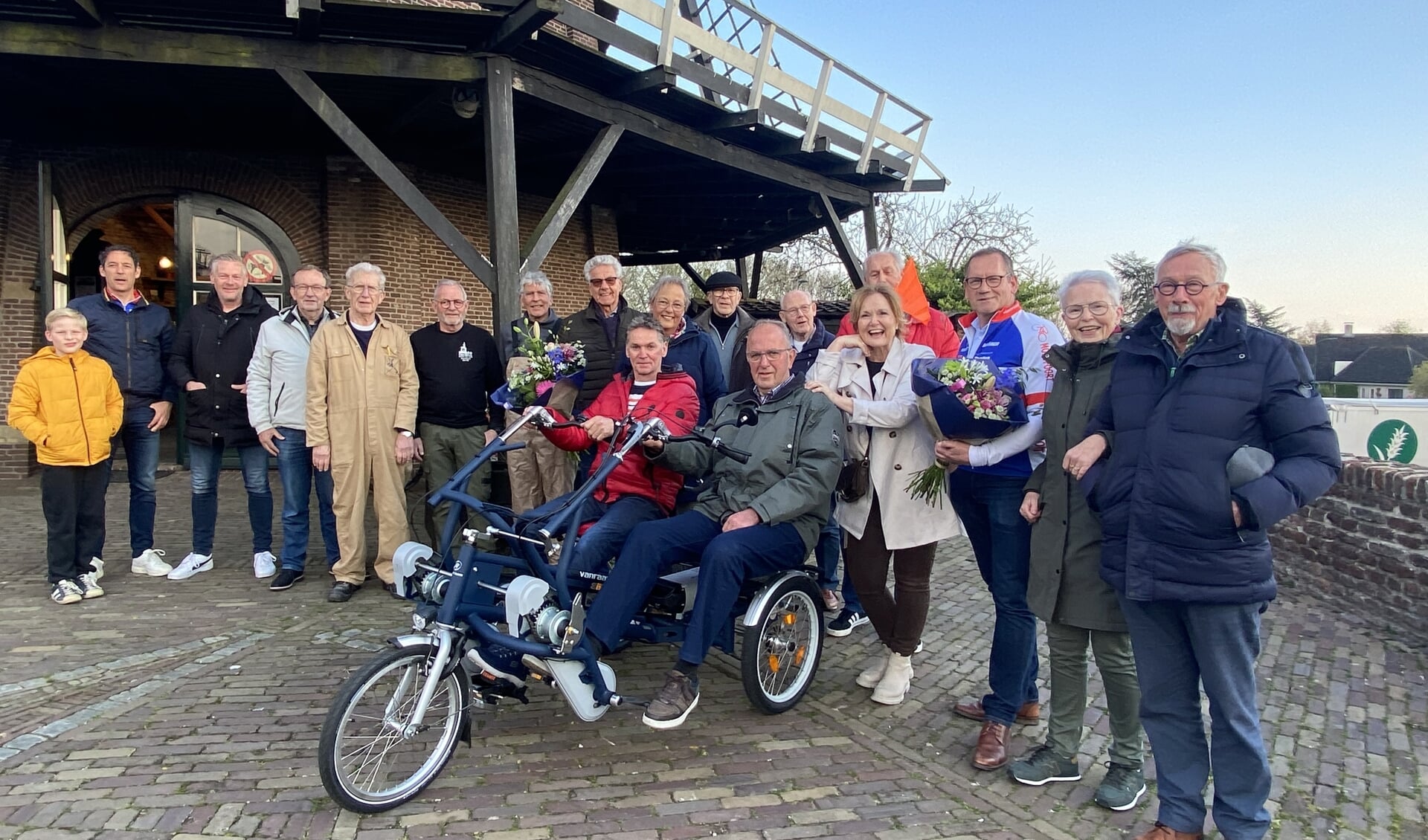 Links de mensen van de molen, in het midden de duofiets, rechts ‘t Bakkershuis.