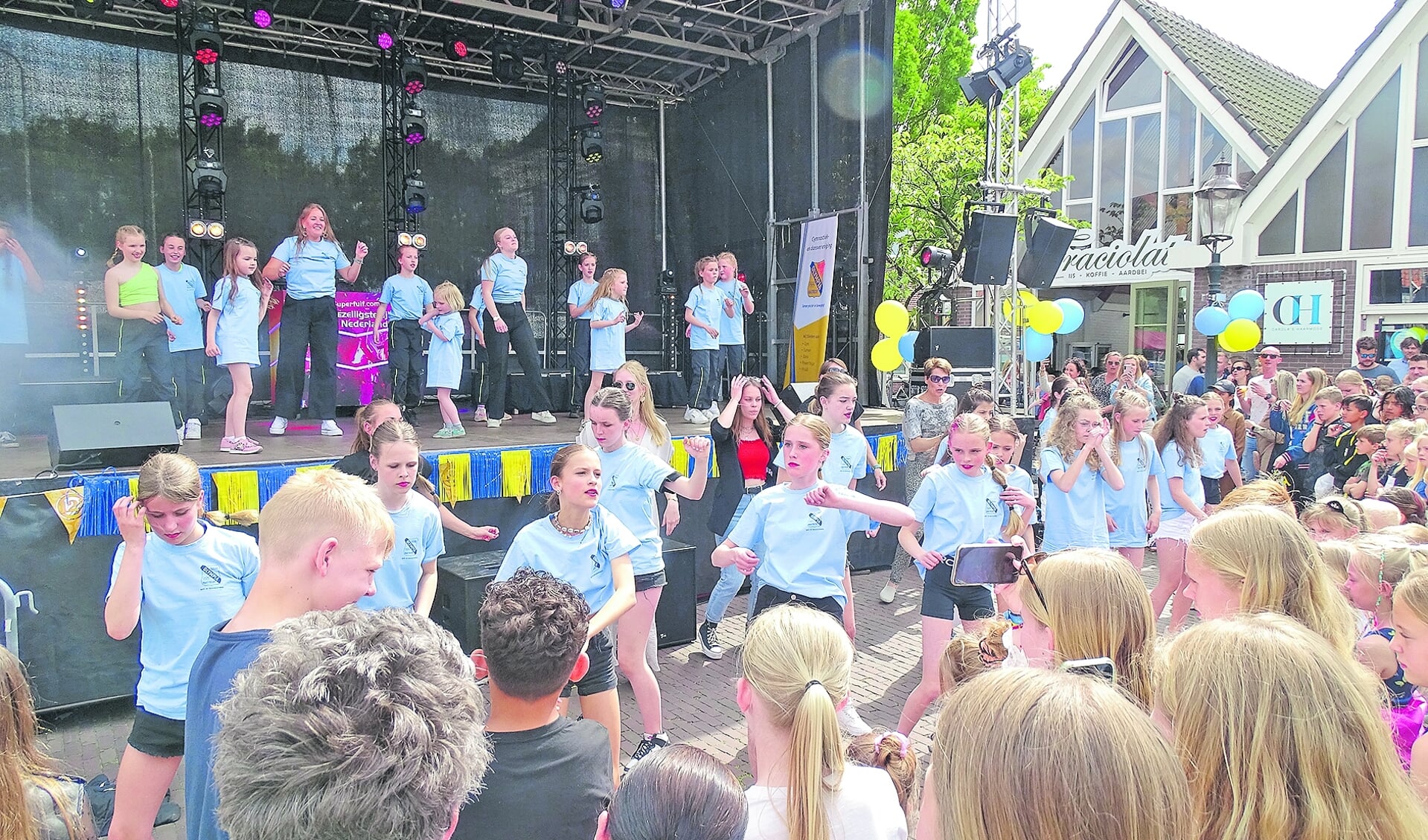 Enthousiaste zumbadans gepresenteerd door de hele groep.