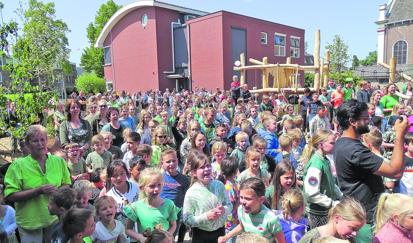 Vrolijkheid met bellen blazen en zingen en dansen op het liedje'Giga Groen' maakten de feestelijke opening compleet.