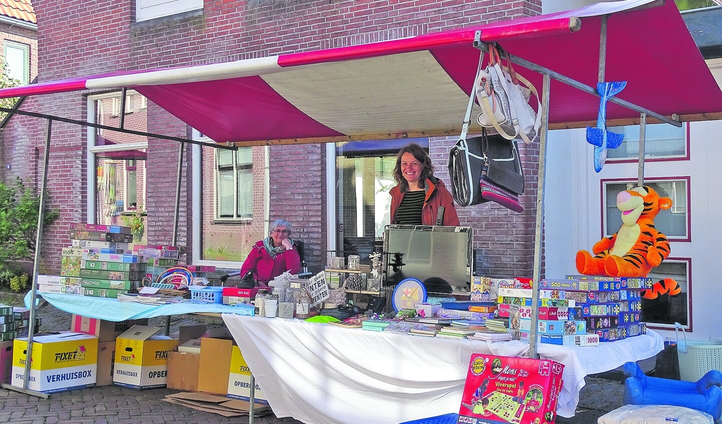 Leuke kramen op de rommelmarkt.