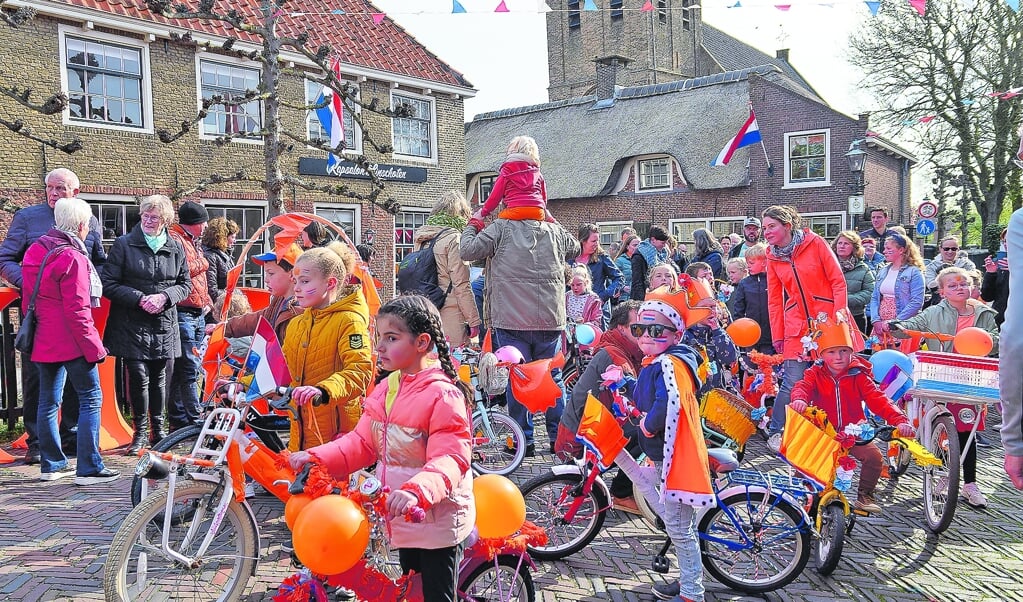 De kinderen met de versierde fietsen verzamelen zichvoor Het Wapen van Linschoten.