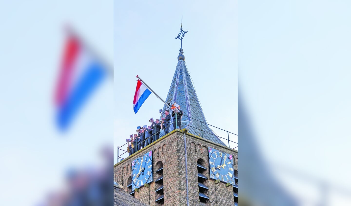 Linfano blaast de reveilleop de Grote Sint Jan.