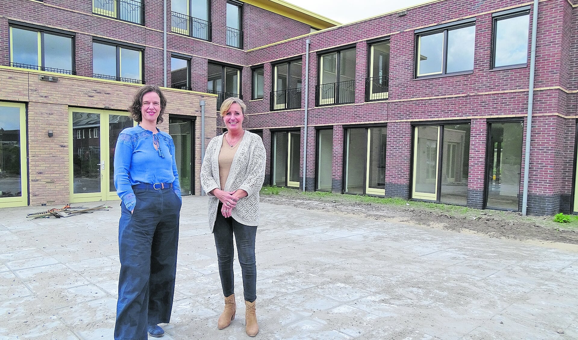 Directeur Jolanda Muis (li) en locatiemanager Anneke van Holsteinbij het nieuwe Amadeushuis in Waarder.