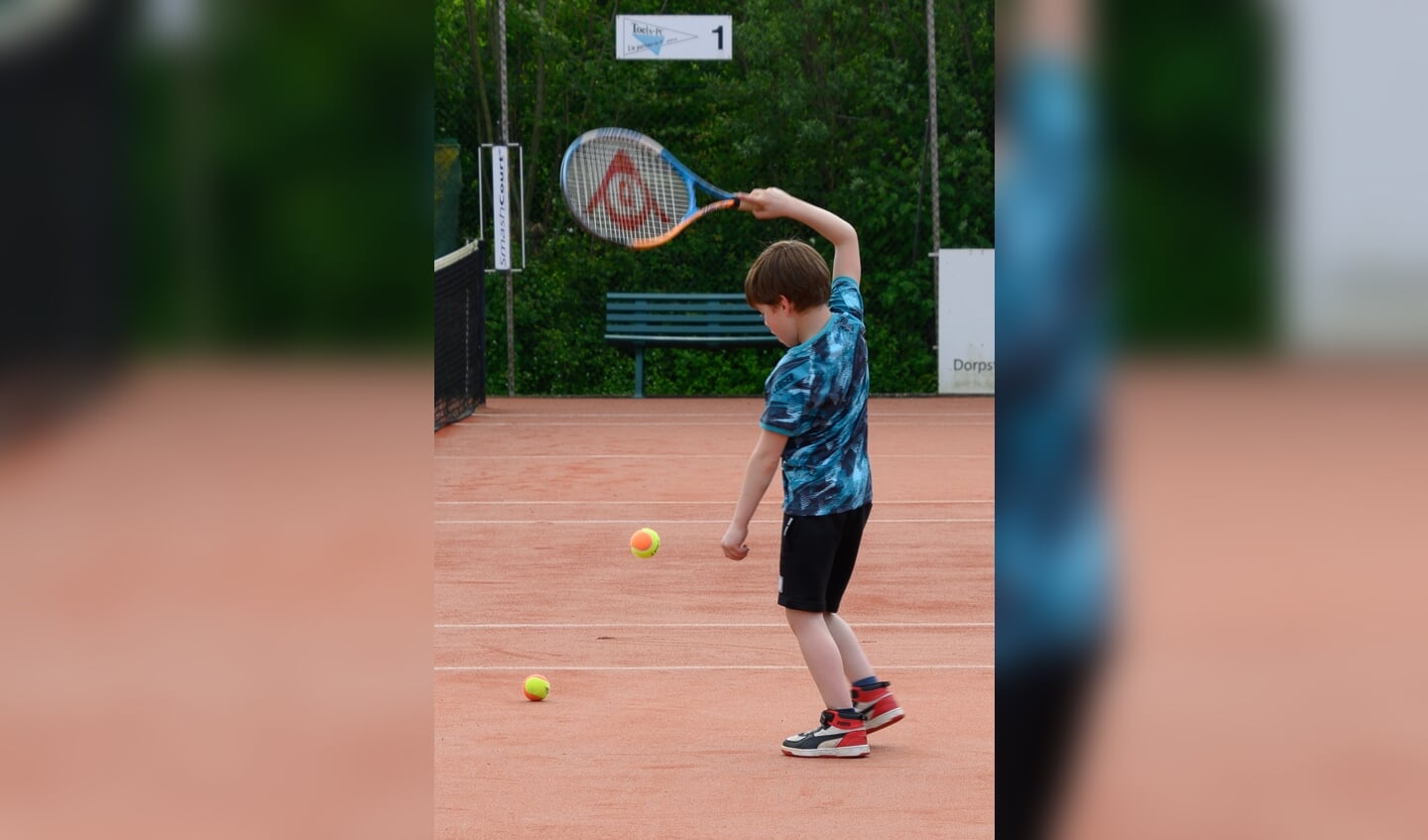 De eerste tennisles van deze jongen.