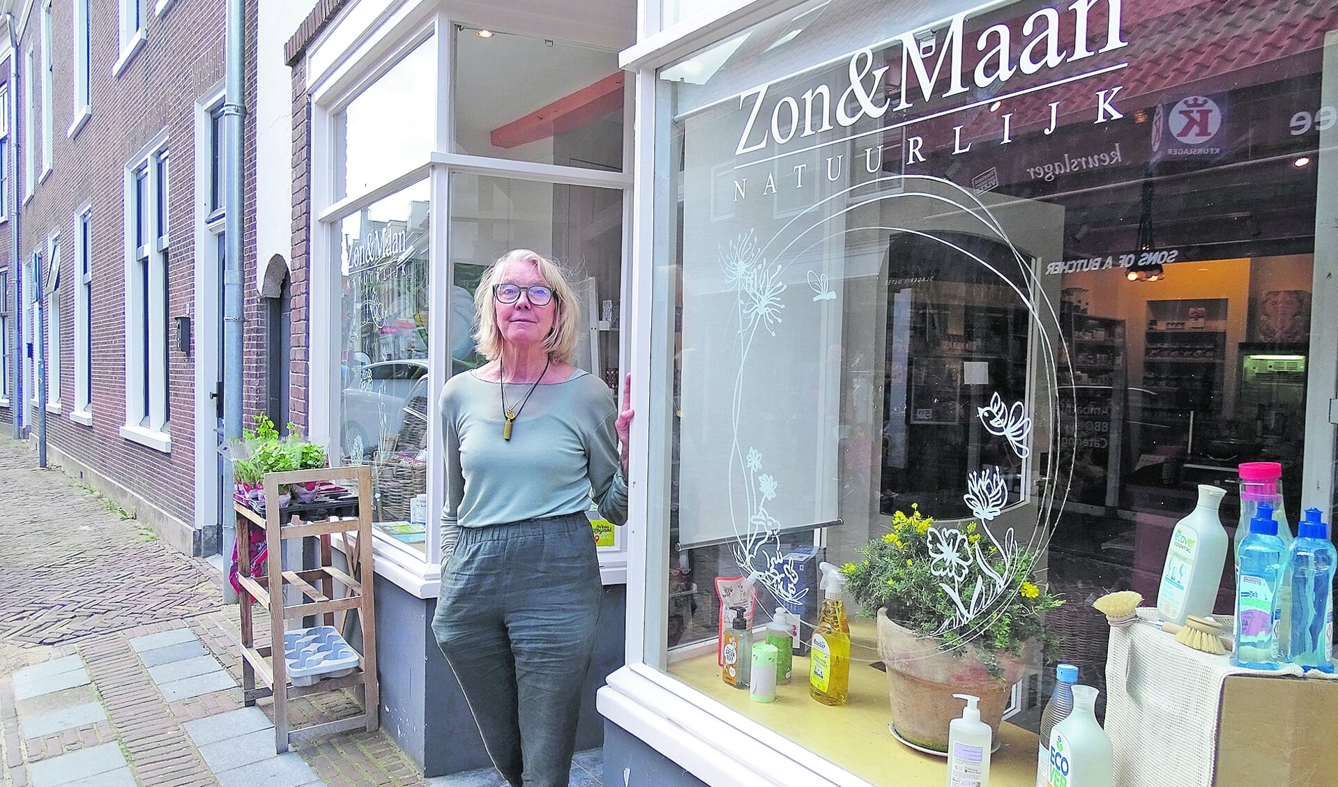 Diny van der Klis voor haar winkel in de Leeuweringerstraat.