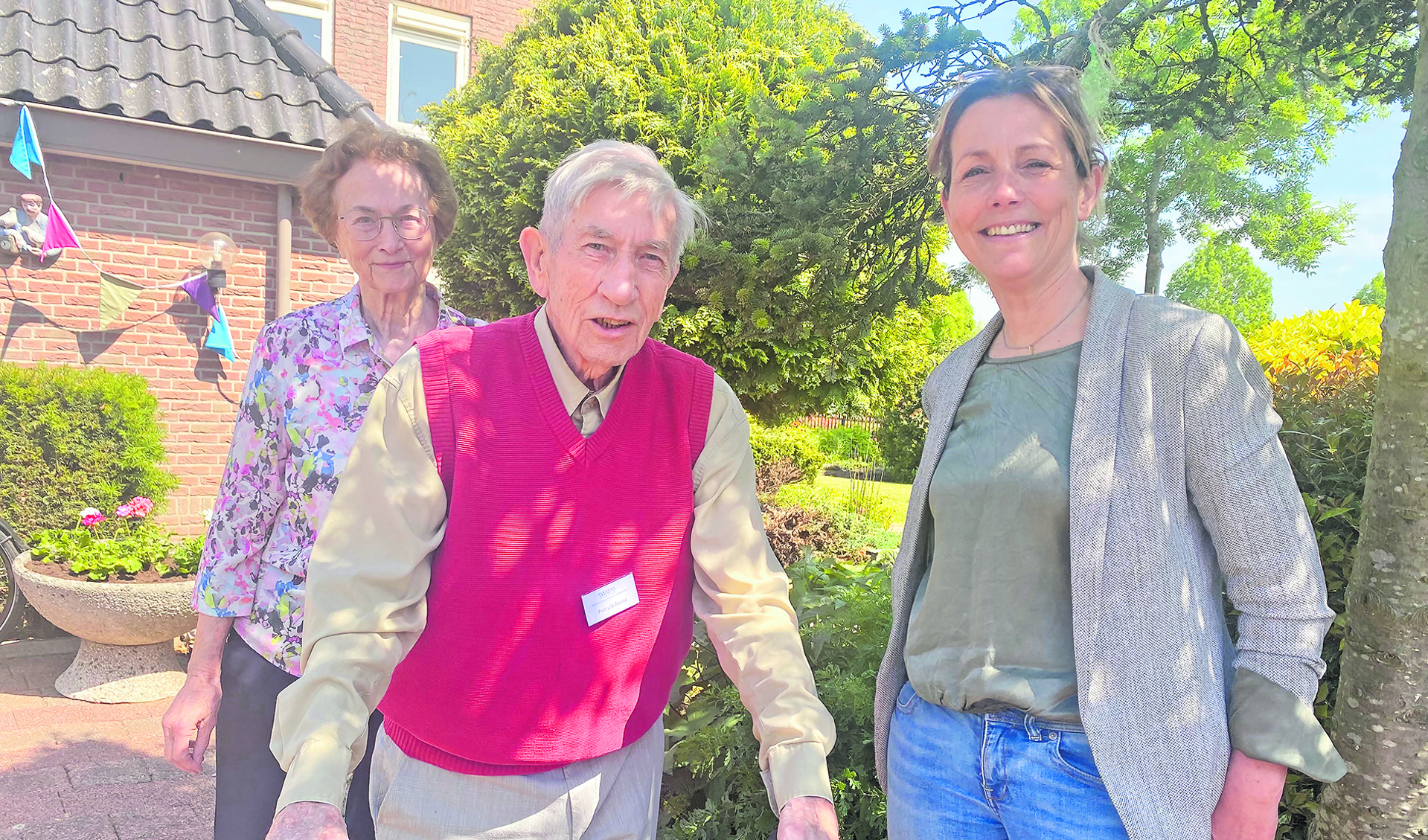 Deelnemer Piet van der Zwaag, Liesbeth Kuil, casemanager dementie, en mantelzorger Lucie van der Zwaag.