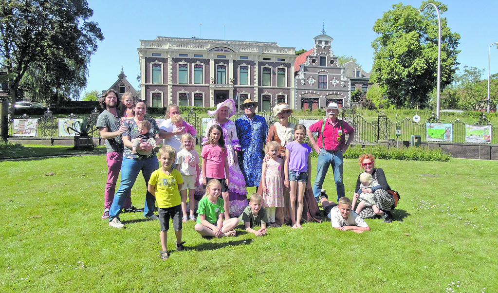 Enthousiaste kinderen die mee deden met de speurneuzentraining, samen met een aantal vrijwilligers (foto: Miranda van der Vlist).