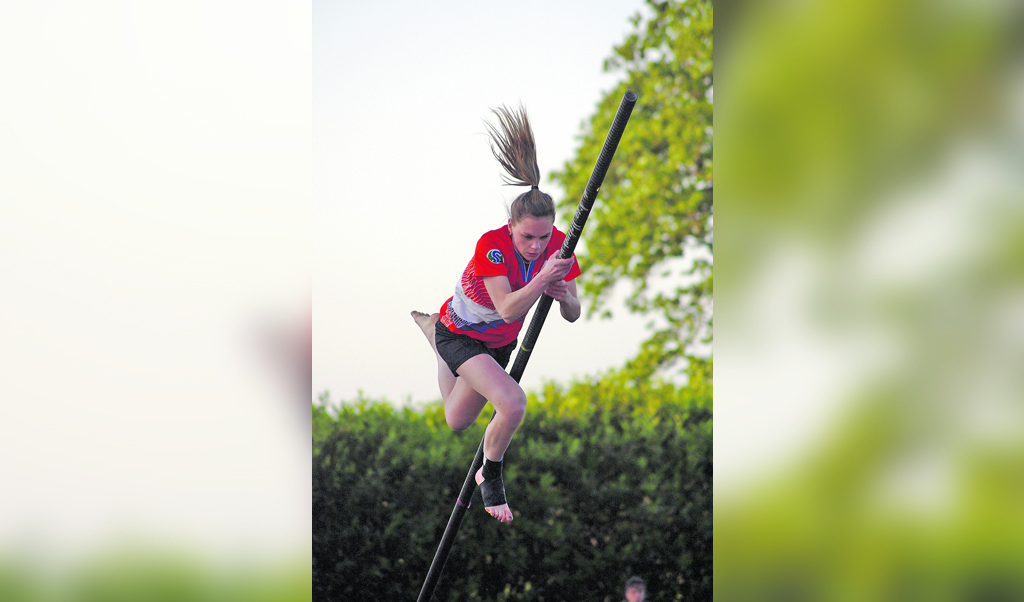 Joriene Baas springt een PR in Kockengen (foto: Marcel Blekendaal).