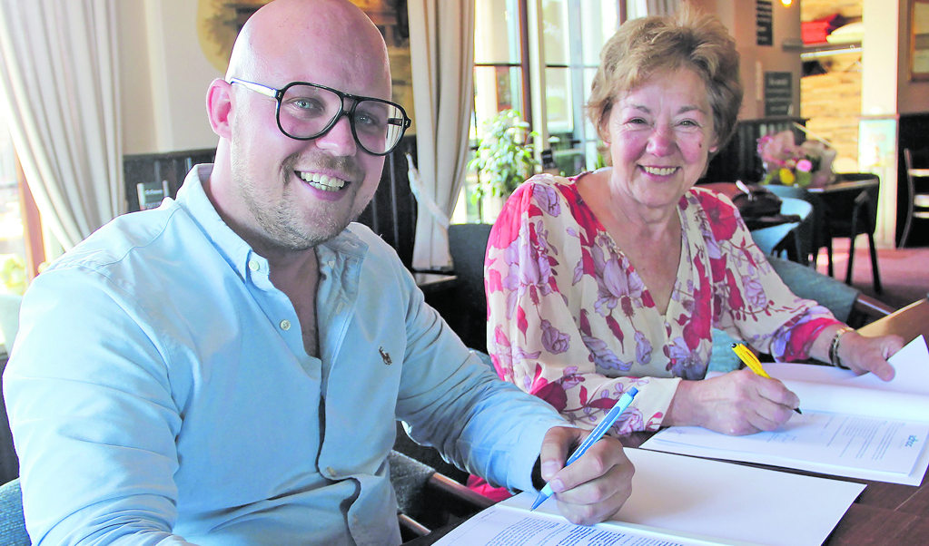 Op vrijdag 7 juli werden de koopovereenkomsten getekenddoor Don Janmaat en Riet Rietveld - van Dijk. 