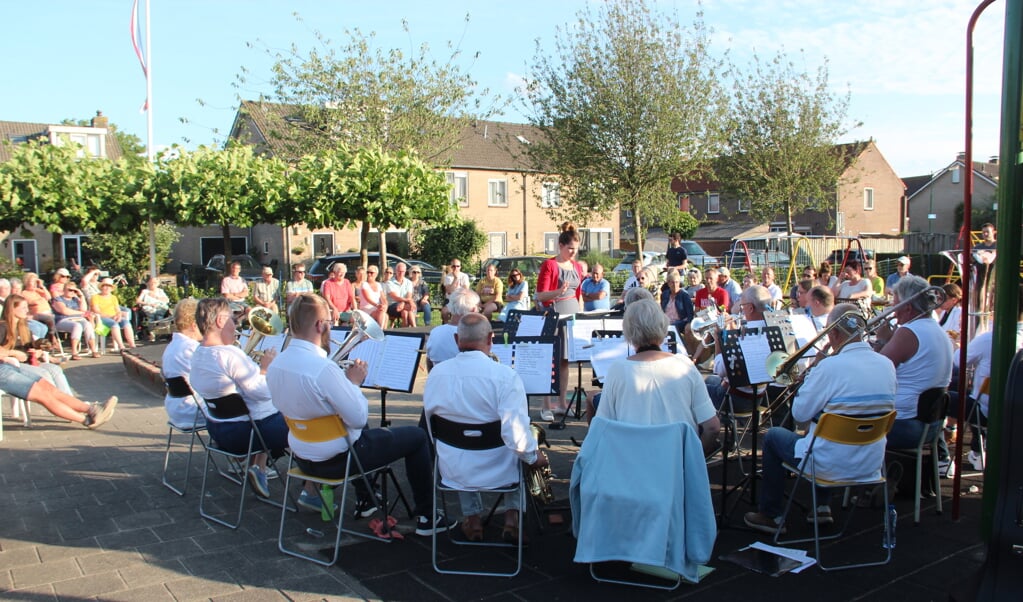 Het optreden van de Muziekgroep in de speeltuin werd georganiseerd door Buurtvereniging Pinkeltje.