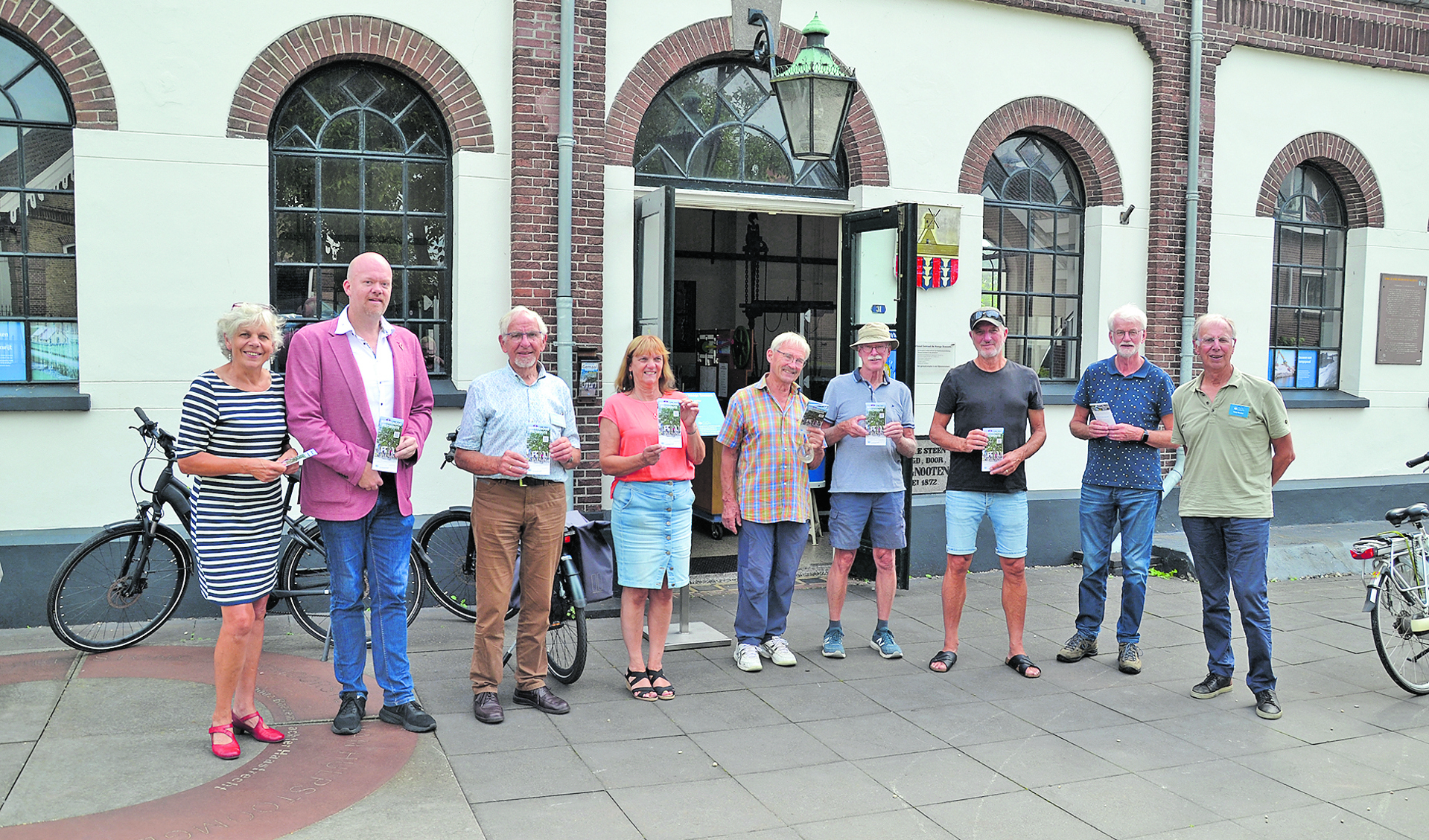 Wethouder Pascal van der Hek (tweede van links)te midden van de vrijwilligers.