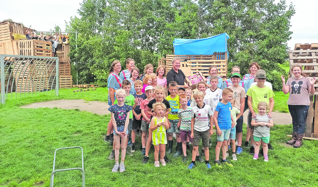 Zo'n zestig kinderen deden mee aan de jaarlijkse Huttenbouw in Hekendorp.