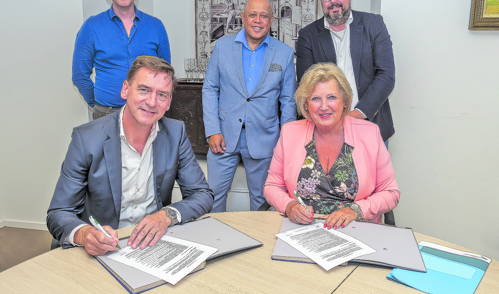 Ondertekening De Kleine Betuwe. V.l.n.r.: zittend: Bartjan van Haaren (algemeen directeur Adriaan van Erk), Ria Boere (wethouder gemeente Krimpenerwaard).Staand: Dion Mengerink (projectontwikkelaar Adriaan van Erk), Reg Bilardie (projectleider gemeente Krimpenerwaard), Taco Bodzinga (projectontwikkelaar Adriaan van Erk).