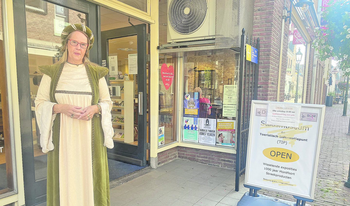 Verhalenverteller Monica Honkoop in haar jonkvrouw kostuum.