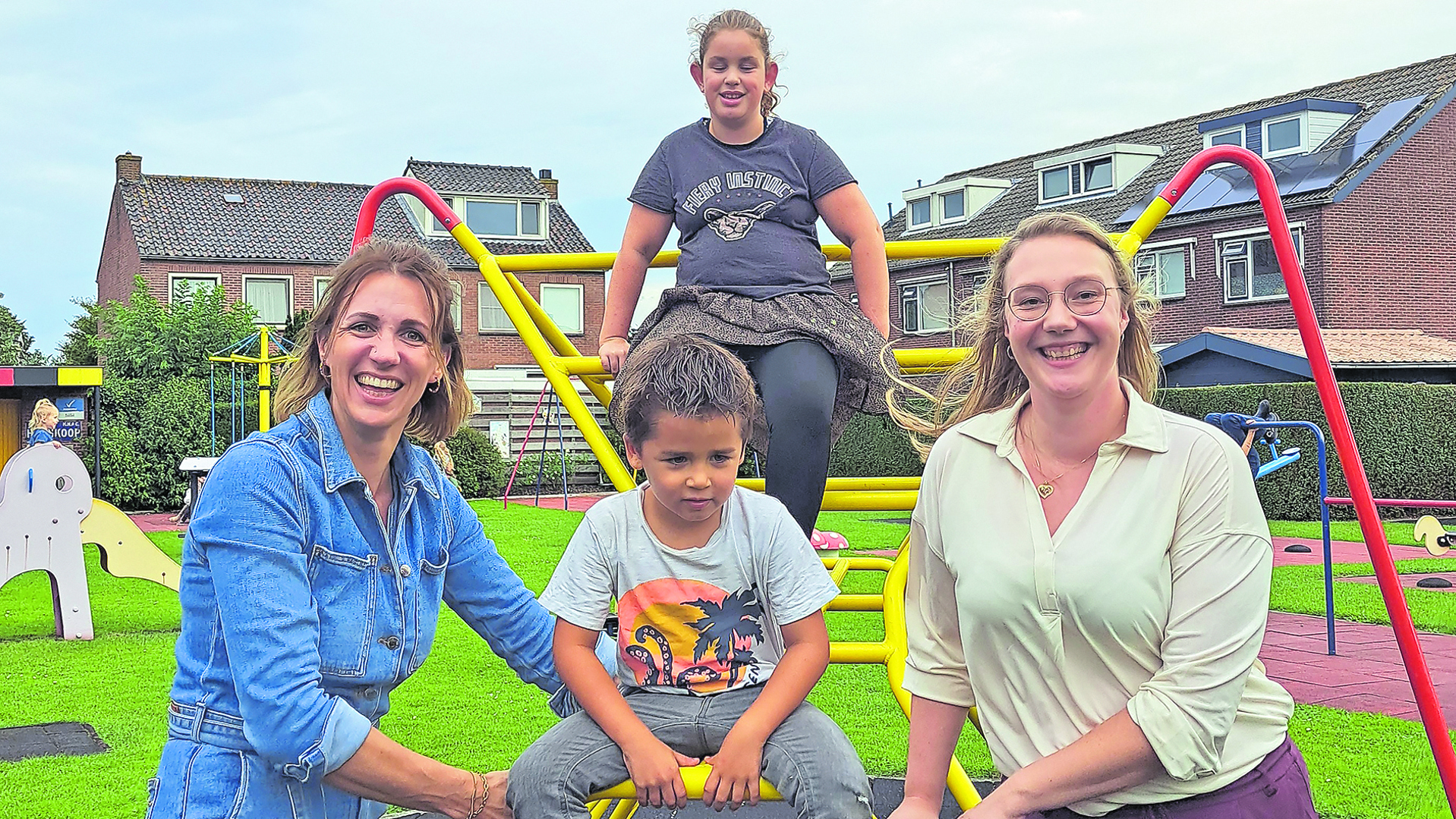 Links Gerdine Kok en rechts Angela. Bovenop het klimrek Lina en onderop Kai.