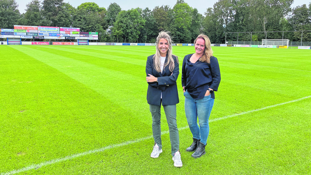 Rosanne Zijerveld-Bader en Saskia van Achthoven op het hoofdveld bij FC Oudewater.