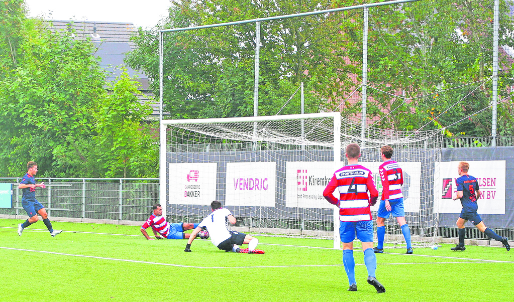 Op de doellijn liggend ziet Nick van den IJssel de bal de lijn passeren.Montfoort SV'19 komt op 2-0.