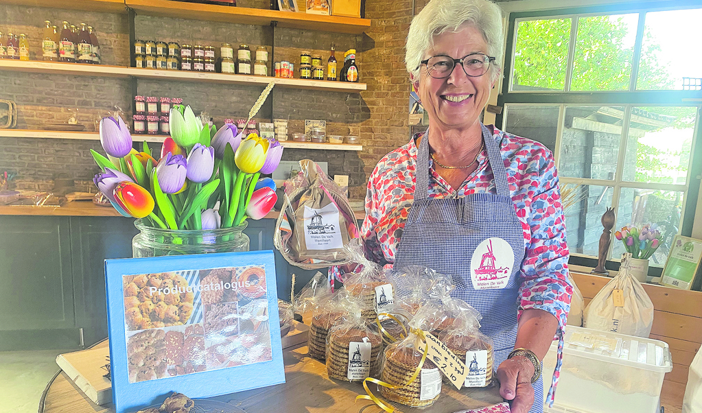 Marijke Driehuis poseert trots met eigen lokale producten.