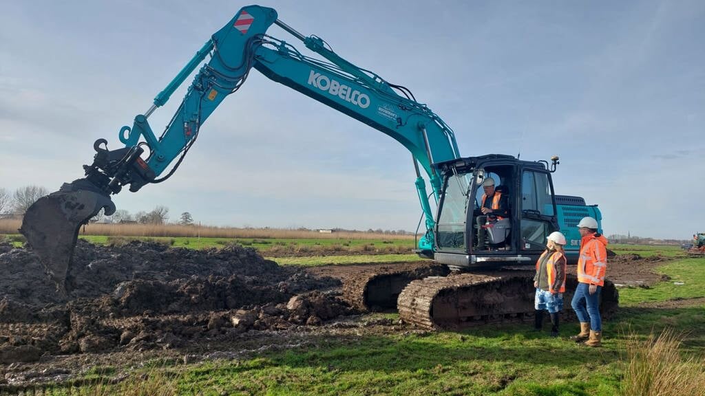 Eerste schep grond in aanleg waterberging Willeskopwordt gedaan in aanwezigheid van Bert de Groot (HDSR),Jelka Both (Staatsbosbeheer) en Rudie van Oostrum(Directeur van Oostrum Westbroek B.V.).