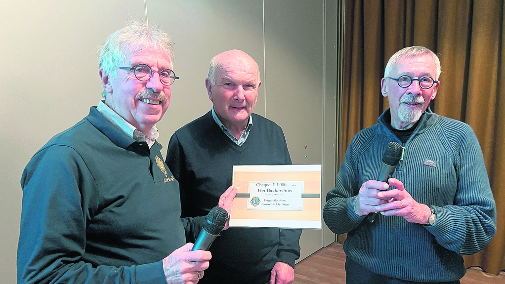 Kees Vendrig en Jan van Loon namen de cheque in ontvangst van Ton van der Made.