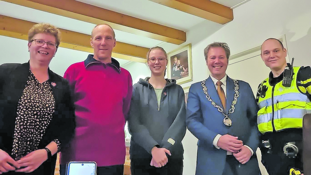 De familie Oudshoorn ontving een 'Redder-in-Nood'-hartje van burgemeester De Vries en wijkagent Freyee.