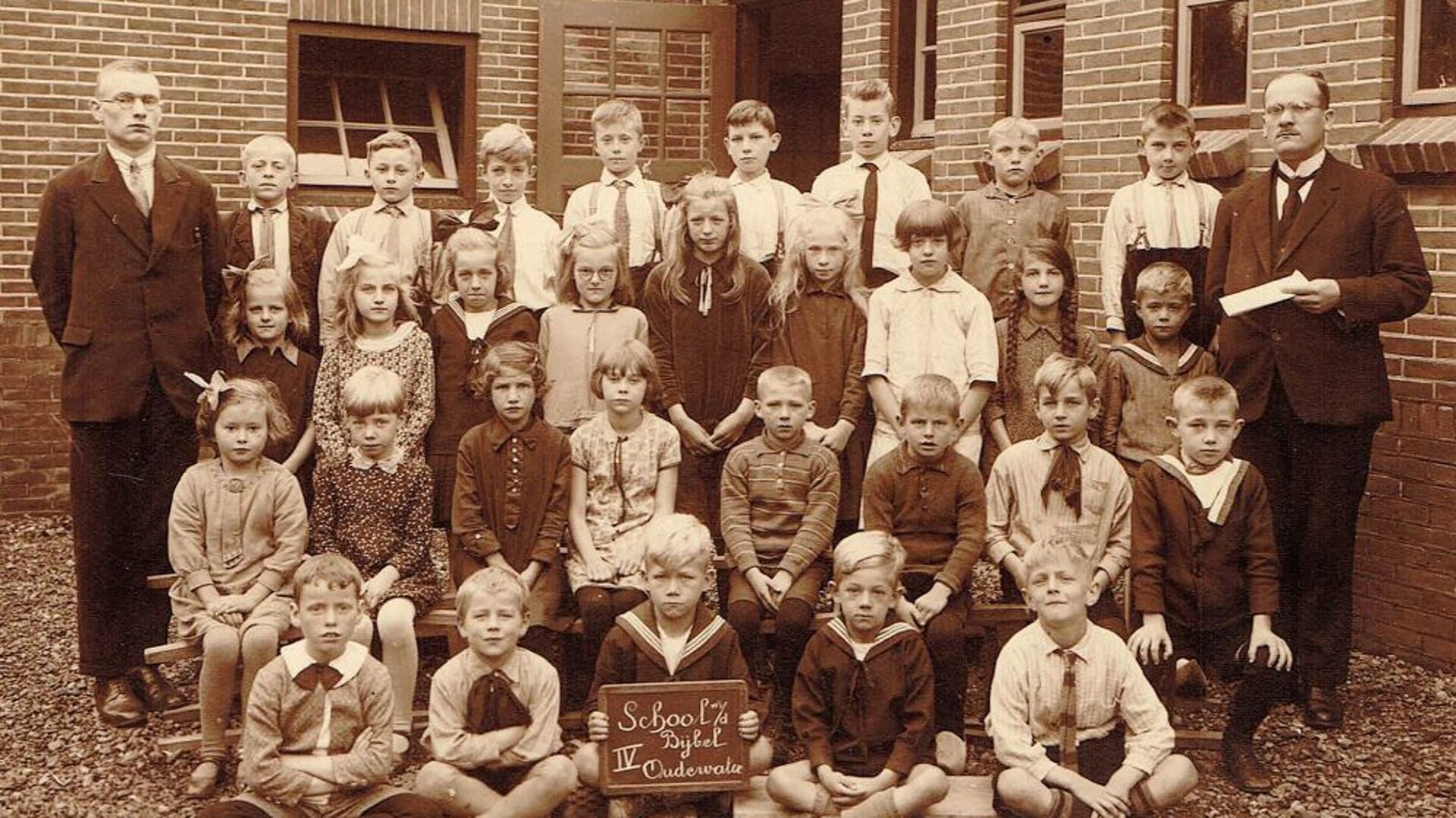 School met den Bijbel Oudewater, 1934 klas 4.Geheel links de latere prof. dr. J. van Hulst die tijdens de oorlogsjaren ongeveer 500 Joodse kinderen zou redden.