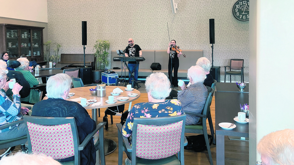 Zowel de hapjes als de muziek werd door alle aanwezigen bijzonder gewaardeerd.