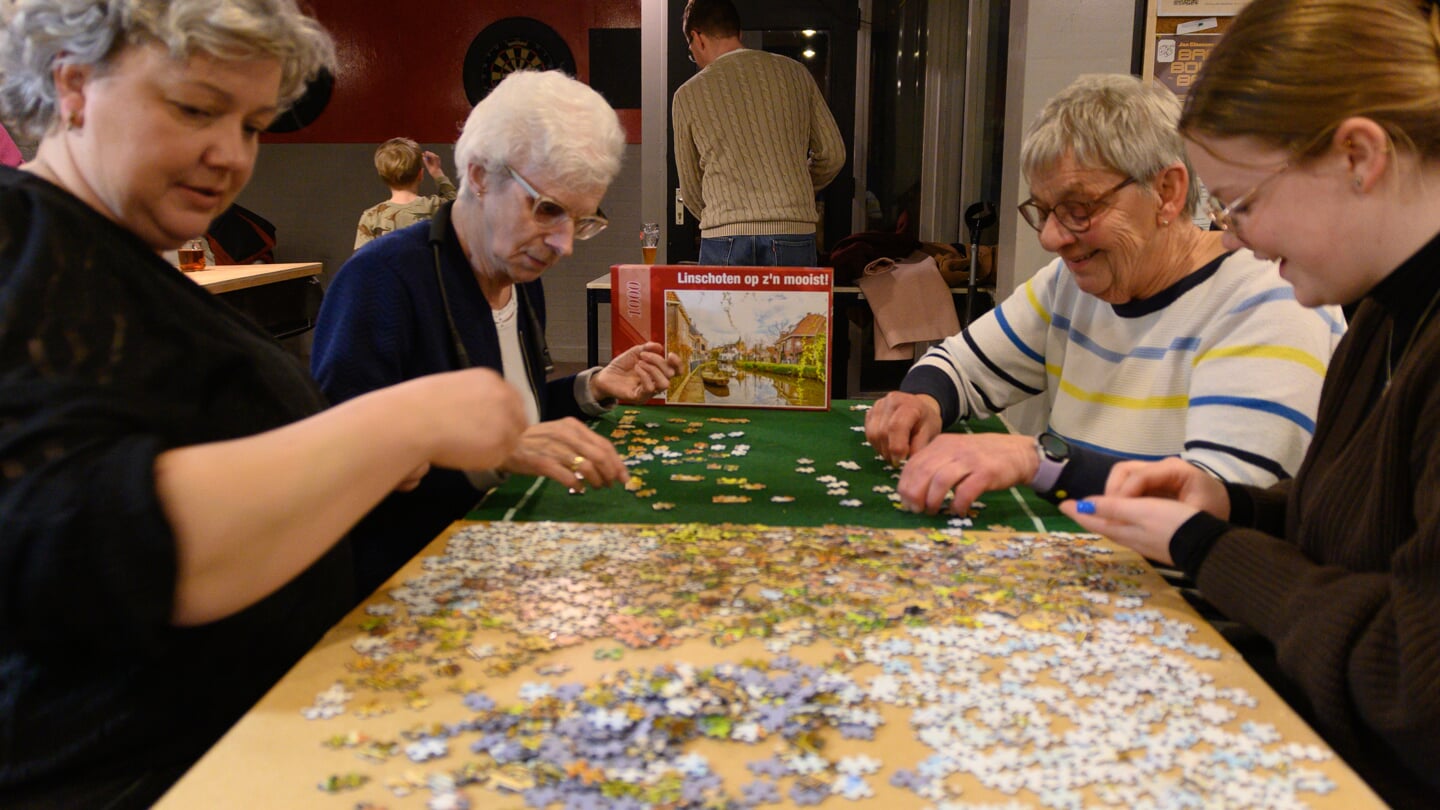 Het team met het puzzellaken.