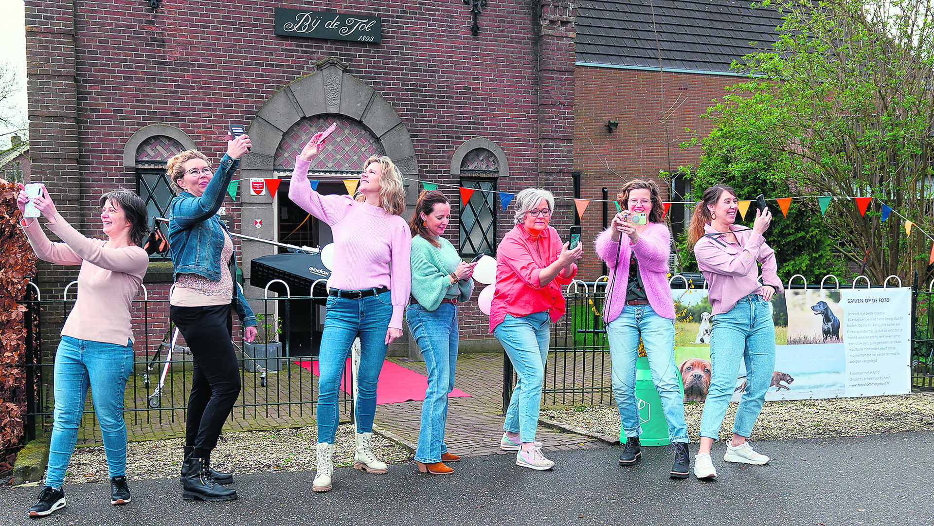 Bea, Gerda, Heidi, Esther, Eleonora, Gabry en Tietsia, kernleden van Linn Ontmoet .