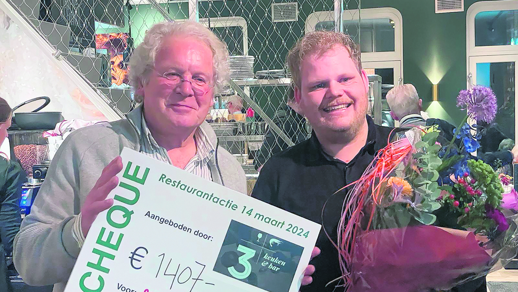 Gijs Metz ontvangt van Sander Kwakkenbos van 3Keuken & Bar een mooie cheque.