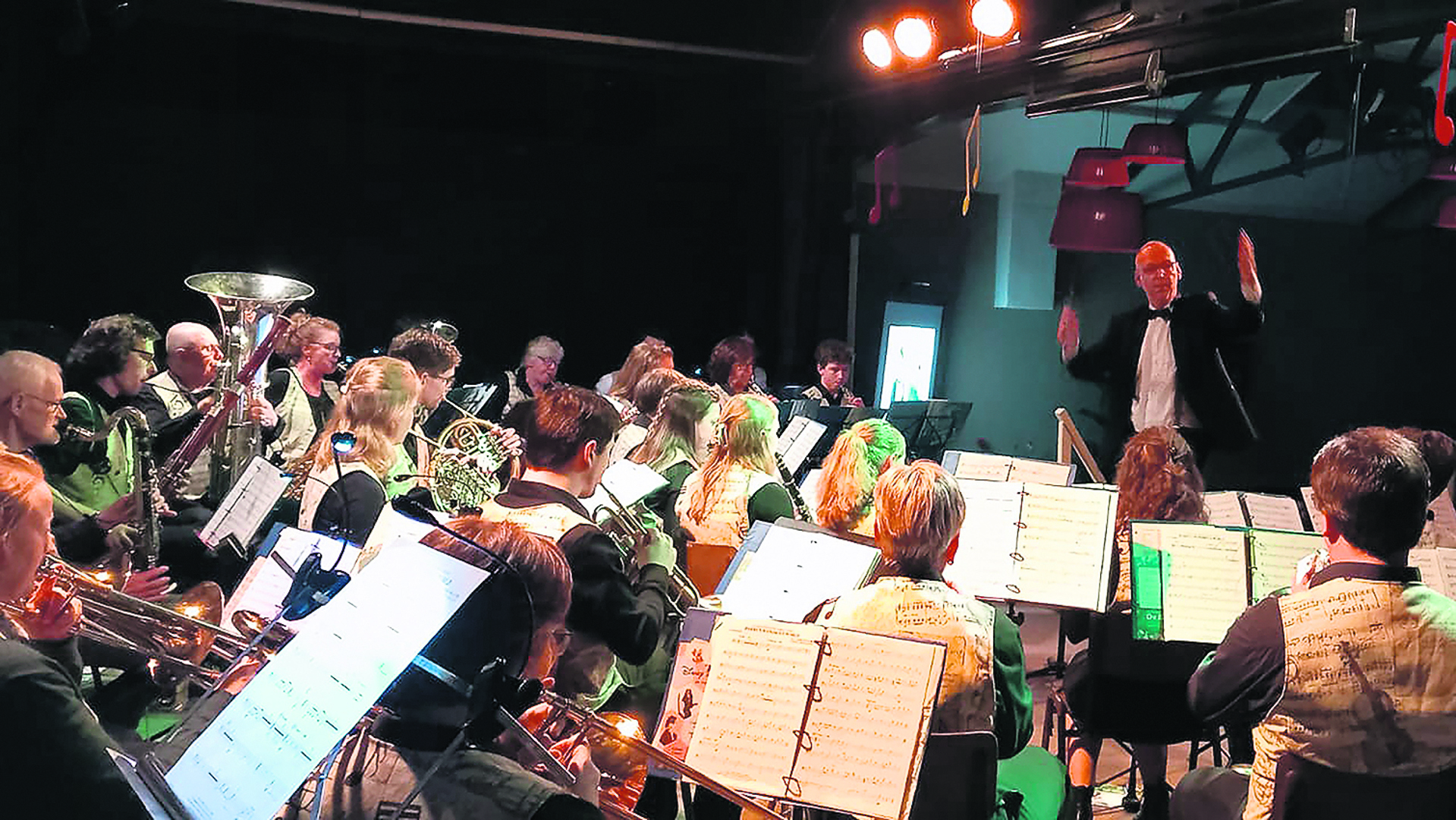 Het harmonieorkest o.l.v. dirigent Mark Tempelaars.