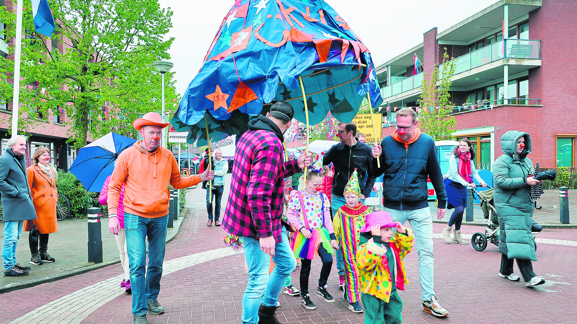 De optocht was in het thema circus (foto: Wim de Boevère).