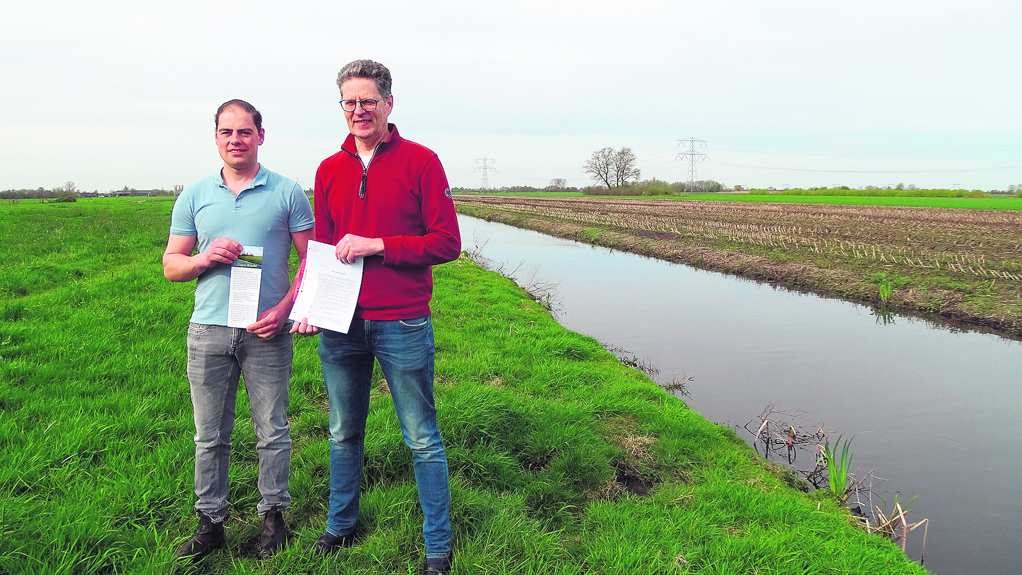 Gerben Olsthoorn (li) en Kees van Schaick in de polders.