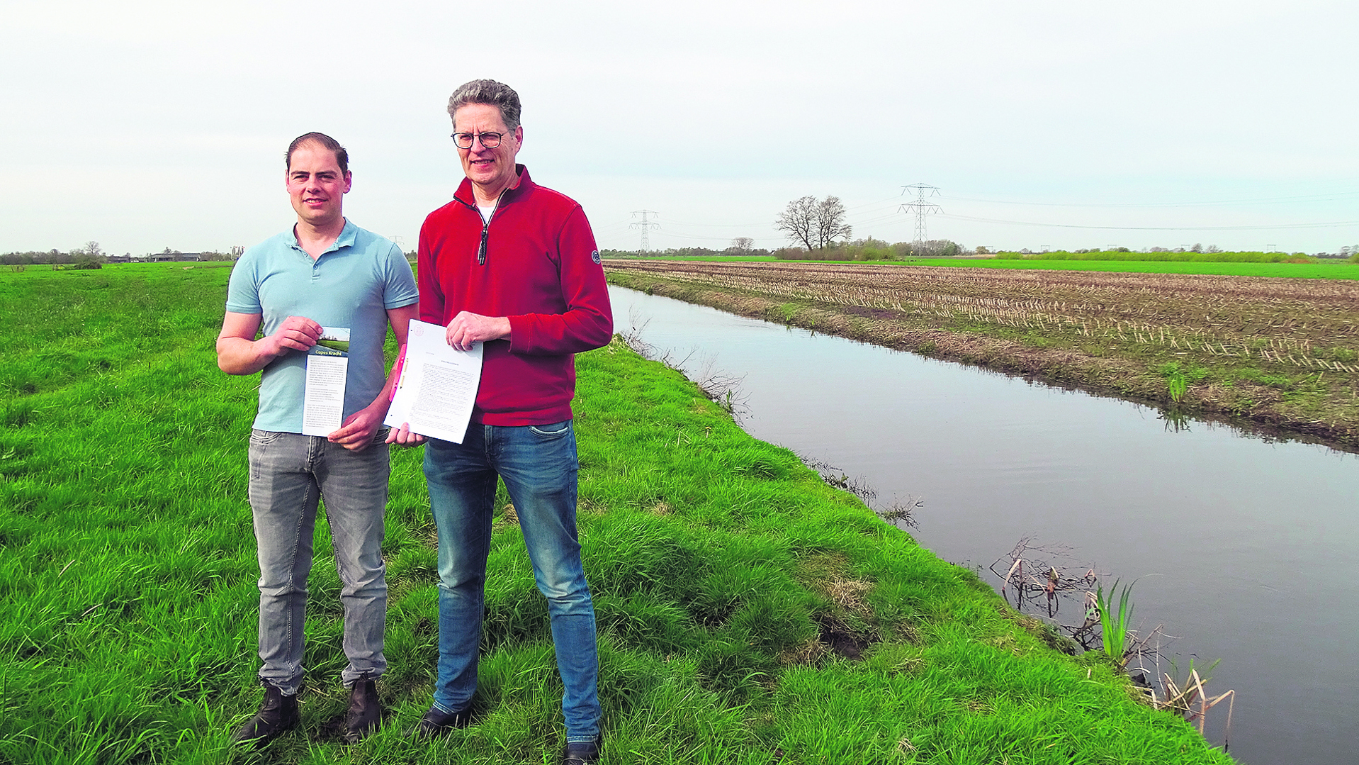 Gerben Olsthoorn (li) en Kees van Schaick in de polders.