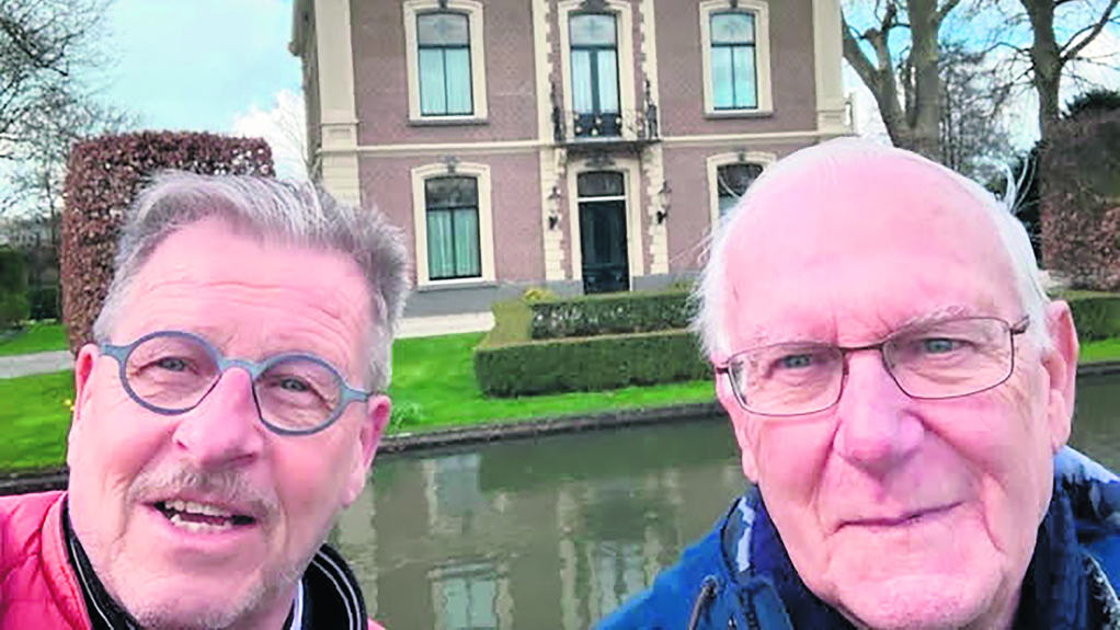Beide mannen voor Huize Villa Maria.Ooit, van 1911 tot 1928, het onderkomen van de vader van Jan Dick de Jong(zijn opa Dirk Jan Van Frankenhuijsen bouwde de villa in 1882).