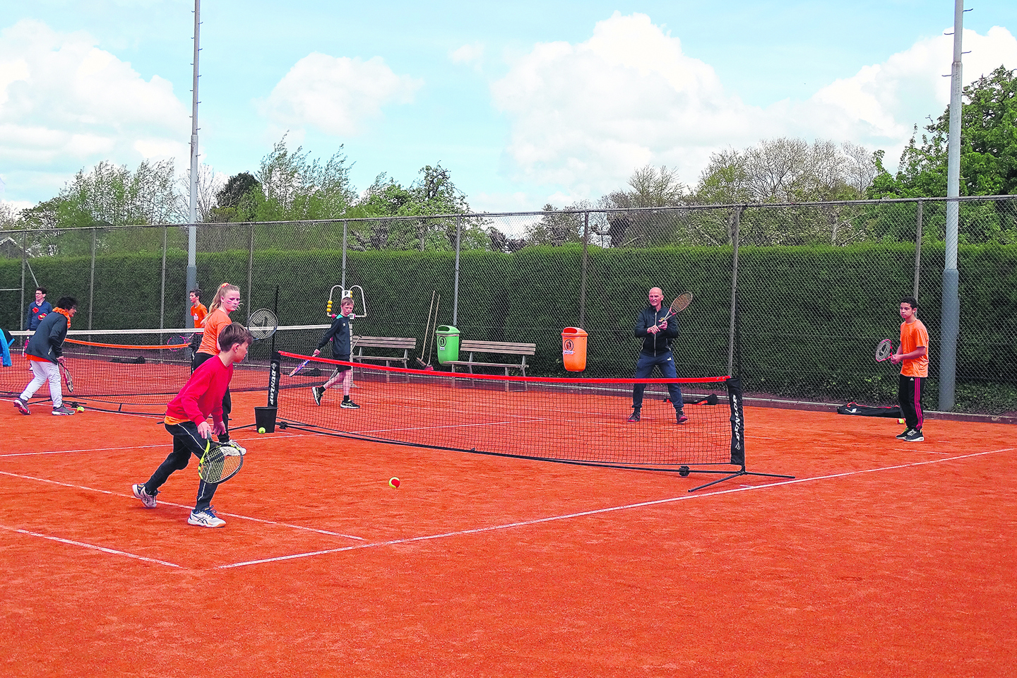 Bij tafeltennisvereniging TOP en bij tennis- en padelvereniging HTPC Bergvliet kregen leerlingen een clinic aangeboden. 