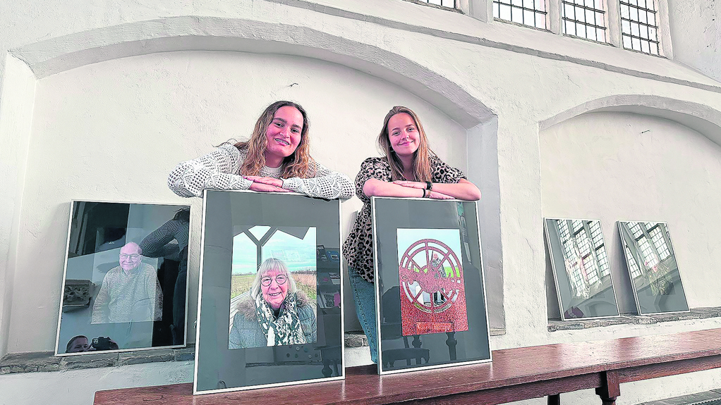 Twee Montfoortse studentes van het Kalsbeekcollege, Julia Groen en Gwen Hoogenboom, zetten zich in voor een 4-5 mei glossy.