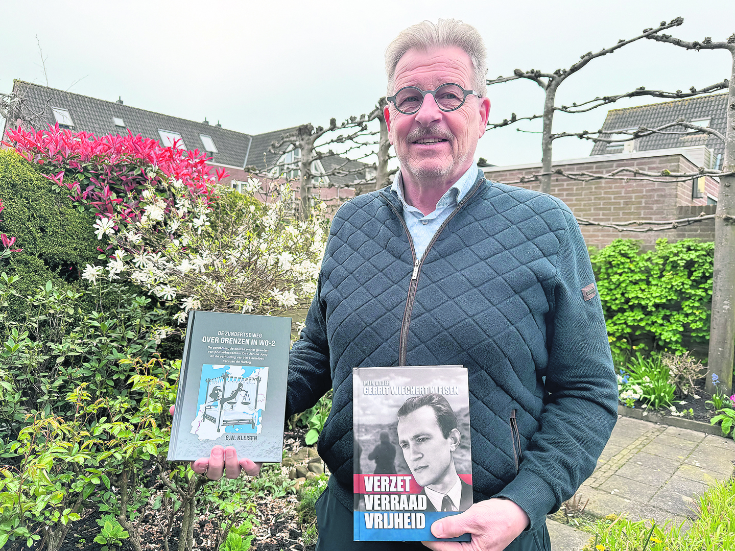 Jan Dick de Jong met de twee boeken van Gert Wiechert Kleisen.