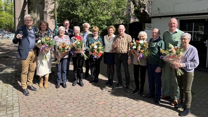 Op vrijdag 26 april reikte burgemeester Van Hartskamp in het verenigingsgebouw Sint Joseph aan zes inwoners een Koninklijke onderscheiding uit.V.l.n.r.: Frans van Vliet, Hennie Verhoef, Gert van Schaik, Henny van den Haselkamp, Frans Kemp en Hans van Kats.