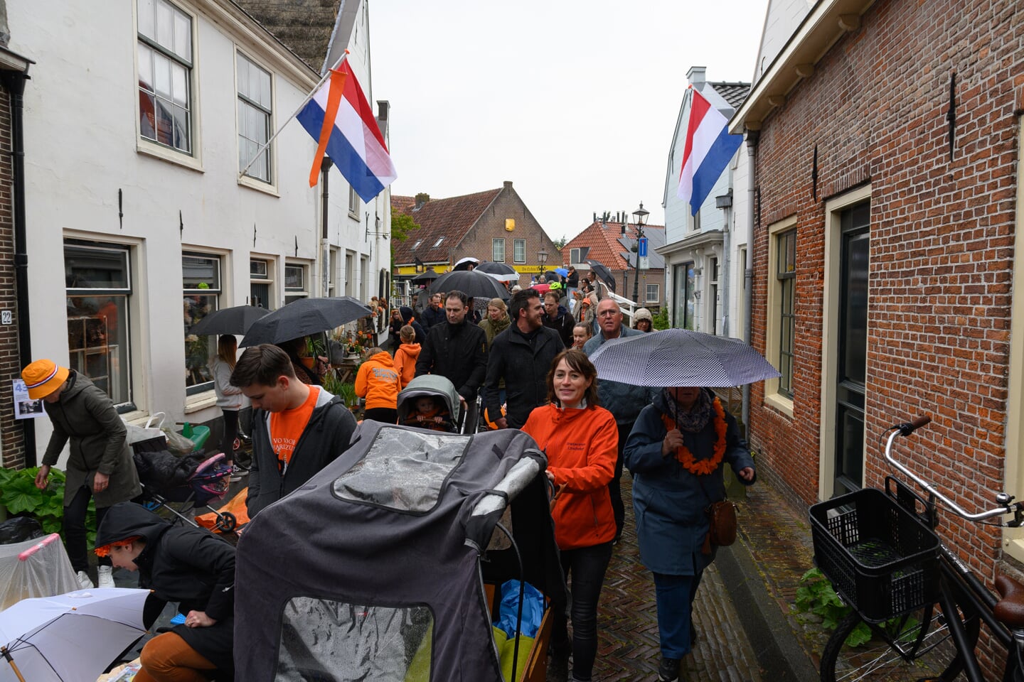 De versierde fietsen komen de Dorpsstraat in.