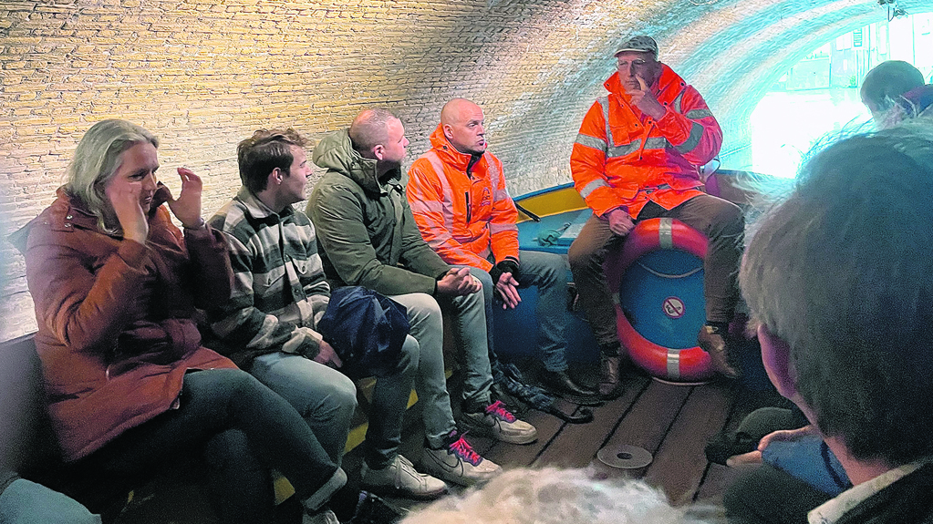 Onder een tunnel van schoongeborstelde ijsselsteentjes uit de 13e eeuw.