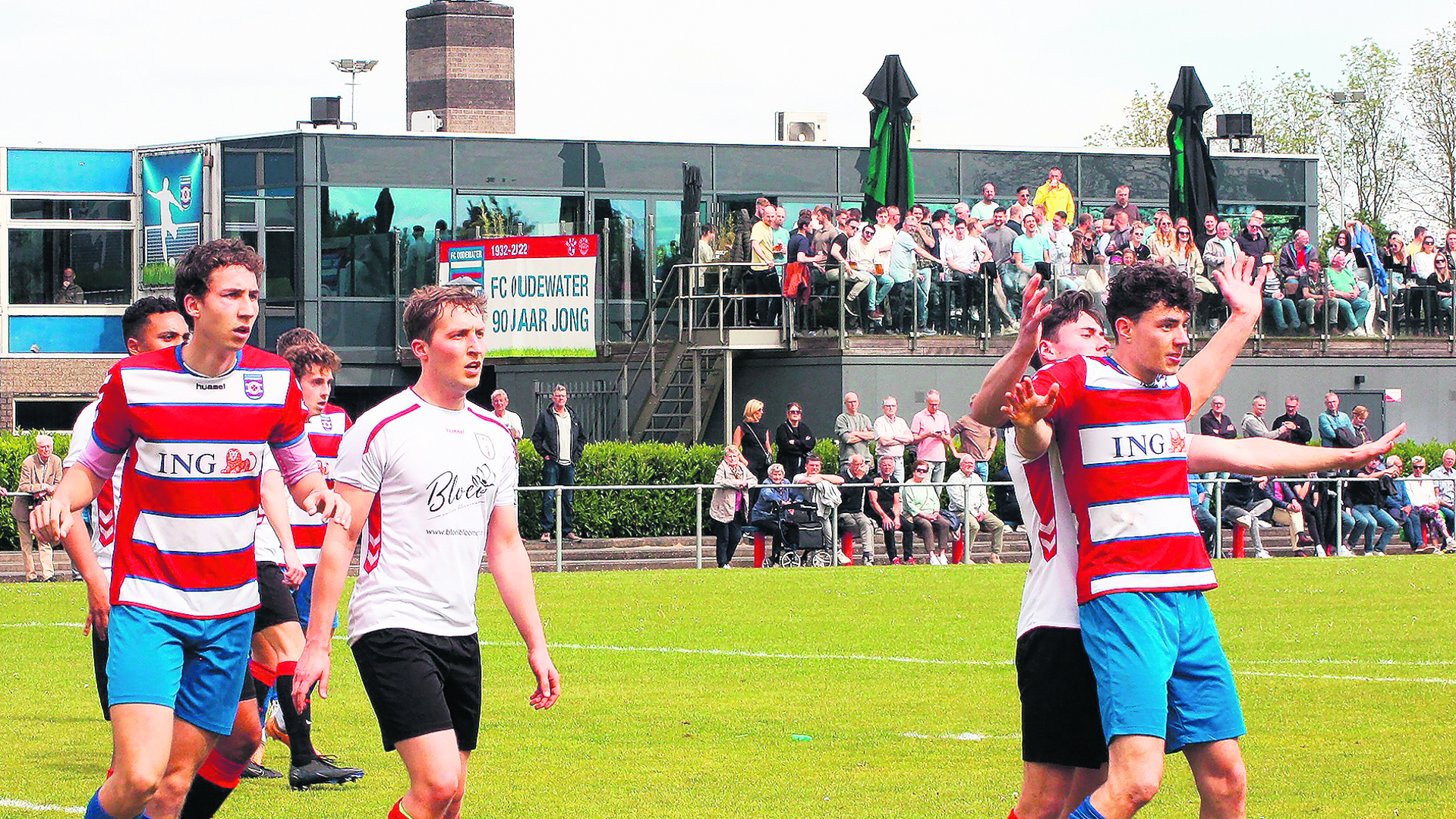 Sebastiaan Evers (li) en Kick van Zuijlen (re) klaar om hun kopkracht te benutten. Ja. ja. die handjes.